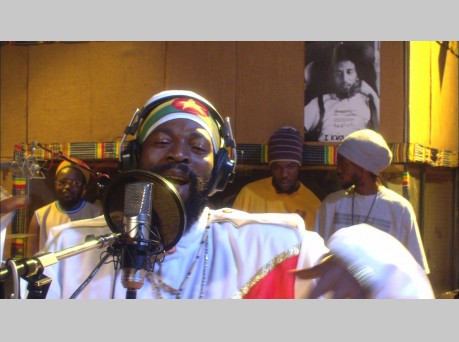 予定調和的な部分もあるが、アーティストのメッセージと本質を鮮やかに切り出して見せている　『メイド・イン・ジャマイカ』レビュー