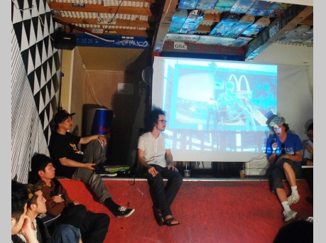 金銭的な見返りを求めないで作品を発表している彼らこそ本当のアーティストだ！（動画レポート）