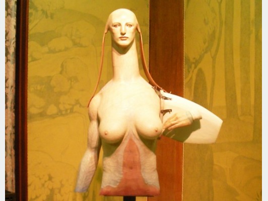 アール・デコ空間に佇む「舟越桂」の新境地