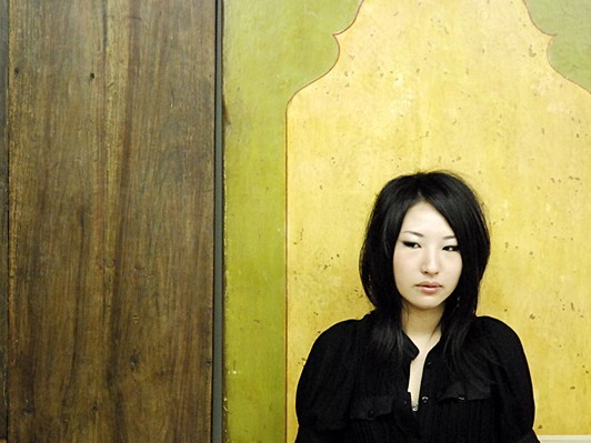 家族の様子を赤裸々に撮った写真家・殿村任香