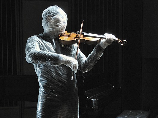 ある日、編集部に送られてきたプチプチの男：謎の奏楽インスタレーション