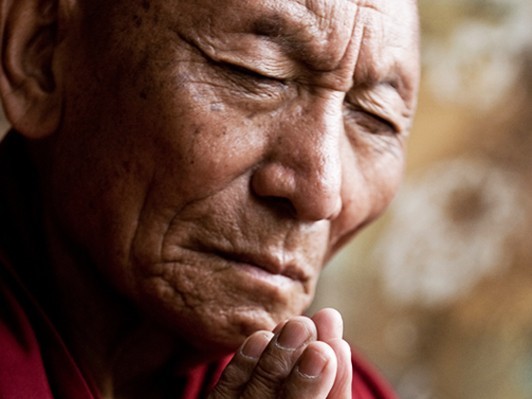 33年間獄中生活を生き抜いた、チベット僧パルデン・ギャツオの不屈の精神を描いたドキュメンタリー『雪の下の炎』レビュアー募集