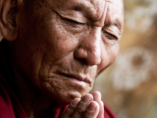 33年間獄中生活を生き抜いた、チベット僧パルデン・ギャツオの不屈の精神を描いたドキュメンタリー『雪の下の炎』レビュアー募集