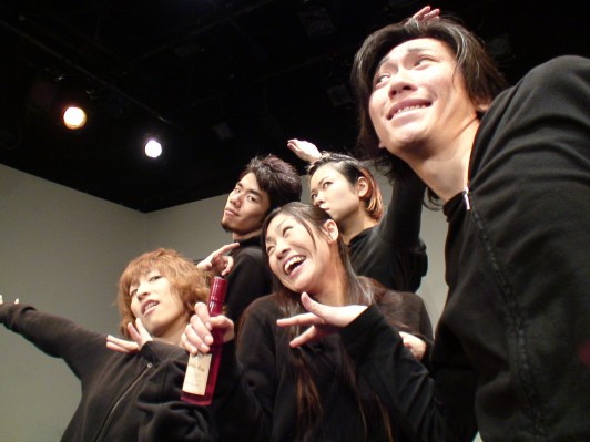 （ほぼ）初日劇評 第2回：上昇下降を繰り返し、自在に伸縮する会話のグルーヴ　柿喰う客『恋人としては無理』