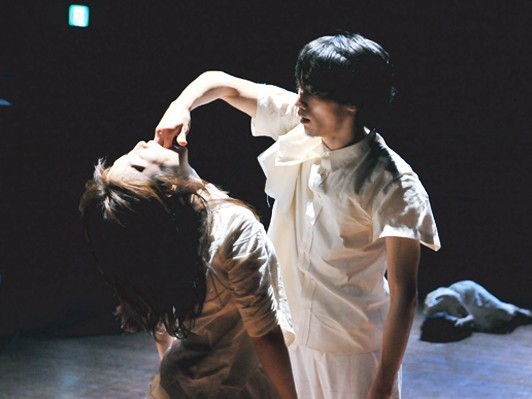 舞台と客席が同化する！？　若手アーティスト集団・群々『あたらしい世界』3/13より