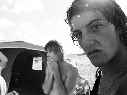 世界初「プロ」になった若きサーファーたちの挫折と栄光『バスティン・ダウン・ザ・ドア』 レビュアー募集