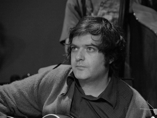 「一つ一つの素材がジムの演奏を通して有機的な世界を描き出している」─ジム・オルーク『The Visitor』クロスレビュー 「一つ一つの素材がジムの演奏を通して有機的な世界を描き出している」─ジム・オルーク『The Visitor』クロスレビュー