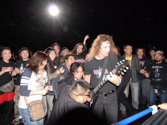 試写会場に生アンヴィルが登場！観客ステージに押し寄せ大騒乱！