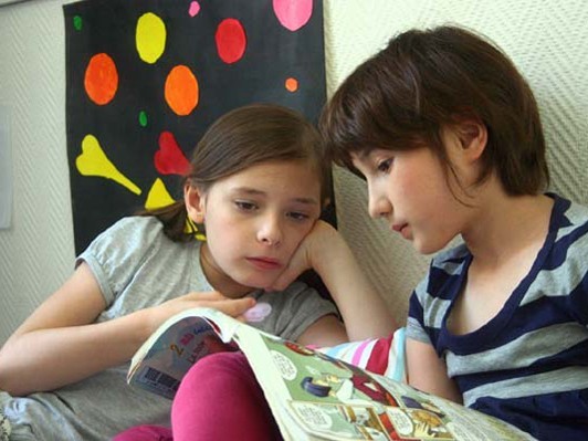 “小さな大女優”、主演のノエ・サンピと諏訪敦彦監督の舞台挨拶あり！『ユキとニナ』レビュアー募集