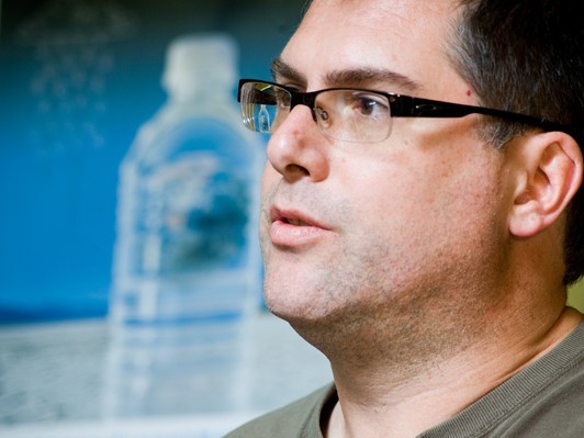 「この映画で水問題の解決法を見つけることは自分に課したゴールだった」『ブルー・ゴールド 狙われた水の真実』サム・ボッゾ監督に訊く