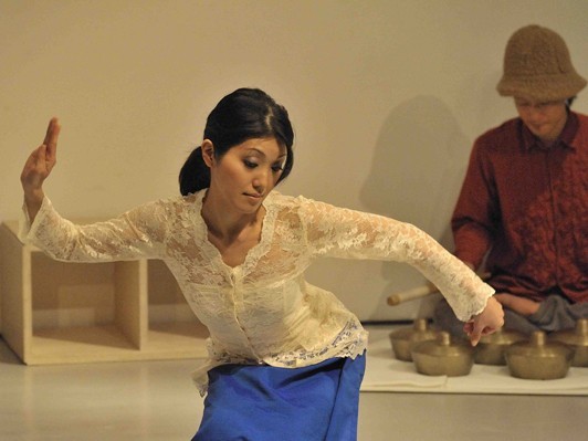 「違いを見つけることよりも、繋がりを見つけること」─バリ舞踊の範疇を超えて舞踊家・大西由希子がダンスと音楽で探求する空間