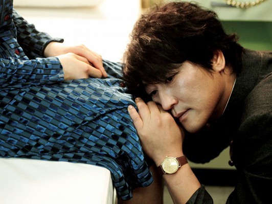 [CINEMA]「パク・チャヌクの暴力に対する意志と躊躇はふたりの主人公によって分かち持たれている」『渇き』クロスレビュー