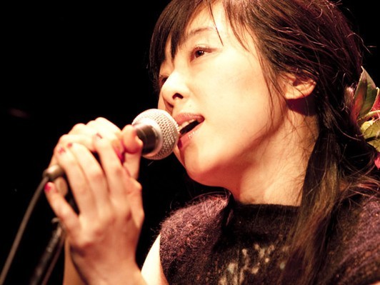 「私にとってポップスはうきうきするような生命感の高揚」─ 日本のポップスの源流を辿り、リズムの肉体性へと回帰した鈴木祥子のニューシングル『my Sweet Surrender』