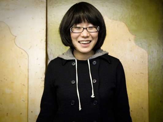 「家でぽろぽろ弾いてふと歌った言葉こそ自分を知ることができる鍵」─非凡の才を持つ女性シンガーmmm（ミーマイモー）インタビュー