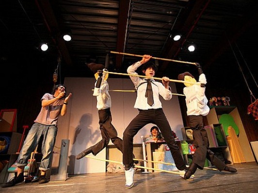 2年振りの新作を上演中、快快のインタビュー！クリエイティブ集団“キッチン・ブダペスト”のメンバーも飛び入り参加