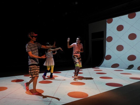 異文化の衝突でさえ「ハッピーな場の共有」に変える。快快［faifai］×B-Floorによる『スパイシーサワー アンド スウィート』レビュー