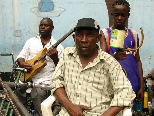 [CINEMA]「アフリカのどん底で生きる理不尽さが根底にあるが、それは決してネガティブなものではない」『ベンダ・ビリリ～もう一つのキンシャサの奇跡』レビュー