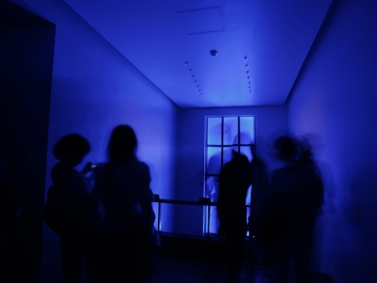 夏の終わりフェスBLANK MUSEUM BLUE NIGHTレポート、原美術館がブルー一色に染まった夜