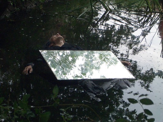 「自然の営みの一貫として、人間のセックスをどう捉えるか」『夏の家族』で岩名雅記が常識の生活や制度に突き付ける身体表現