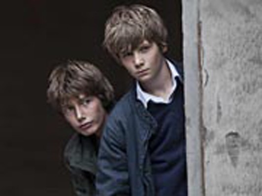 [CINEMA]デンマークとアフリカを舞台に、暴力の連鎖と世界の矛盾を描くスサンネ・ビア監督作『未来を生きる君たちへ』レビュアー募集