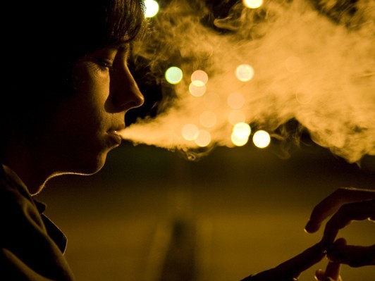 「ネットのヴァーチャルな世界がある一方で人間には実際に触れ合うことが必要」『名前のない少年、脚のない少女』エズミール監督が答える