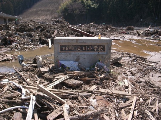 「テレビや新聞で見たどの震災の映像よりもリアルで心に響いた」被災地の模様と現地に生きる人々の姿を捉えた『大津波のあとに』『槌音』 「テレビや新聞で見たどの震災の映像よりもリアルで心に響いた」被災地の模様と現地に生きる人々の姿を捉えた『大津波のあとに』『槌音』