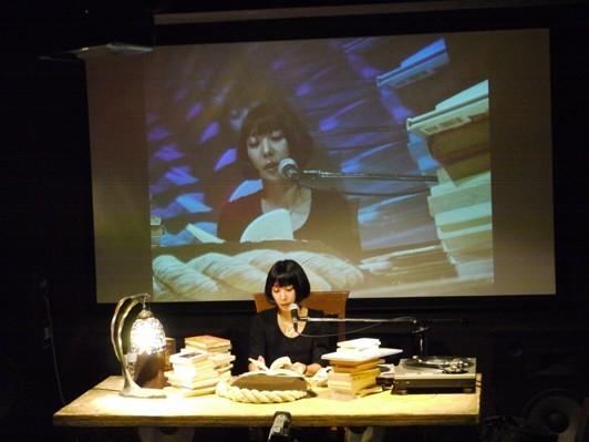 「飢える、とは必ずしもしも体の状態だけでなく、精神の飢餓状態に陥ることも指す」『五所純子のド評』レポートVol.2「食欲」