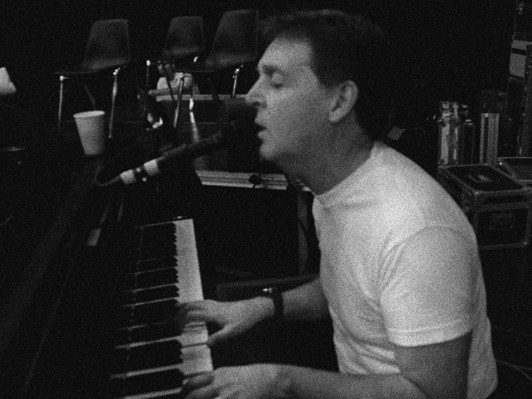 ポールに密着、そのきさくな素顔を露わにする ポールに密着、そのきさくな素顔を露わにする