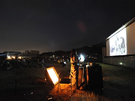 直島からすぐ近くの宇野港で開催される手作りの映画祭