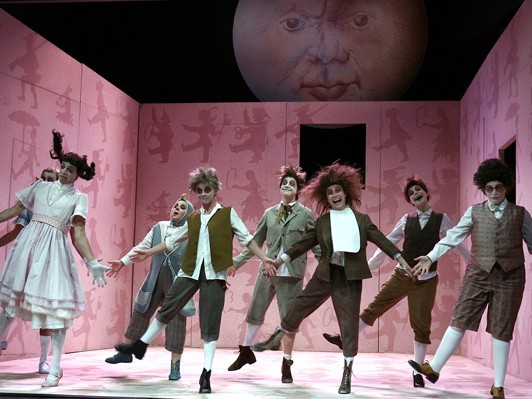 ブダペスト発、大人も子ども楽しめるグロテスクでユーモラスなジャンク・オペラ