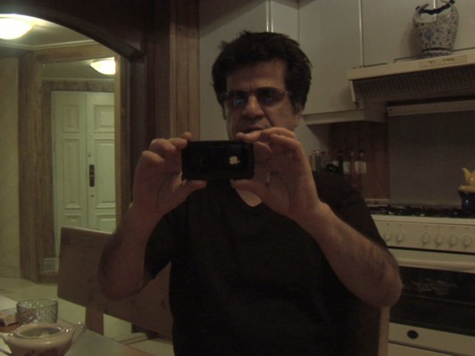 パナヒ監督は自宅軟禁の状況を映像に収めることが未来に繋がると信じて行動する