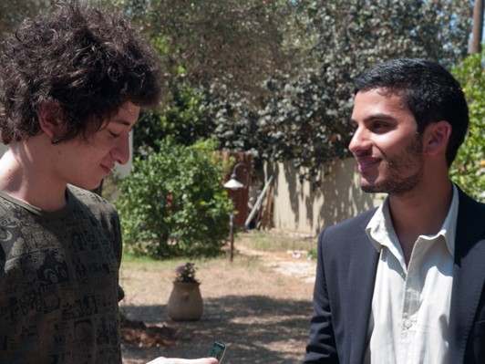 「異なる立場にいる両者が互いに手を差し伸べることを描いた希望の映画」