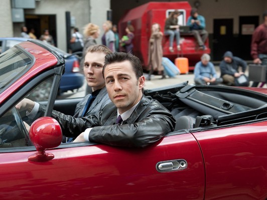 アクション一辺倒でなく、哲学的な物語であり、愛の物語に集結させている