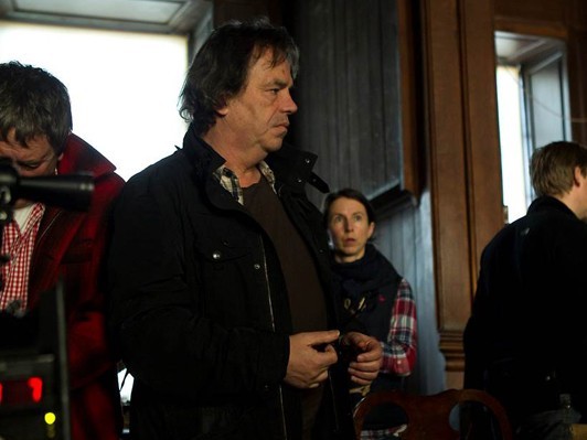 吸血鬼という運命を背負って生きてきた少女の葛藤をリアリズムに根差し描く