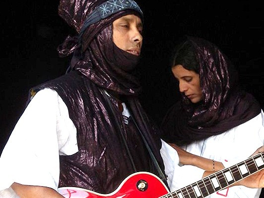 サハラ青衣の遊牧民が奏でる革命の音楽、バンド「トゥーマスト」インタビュー