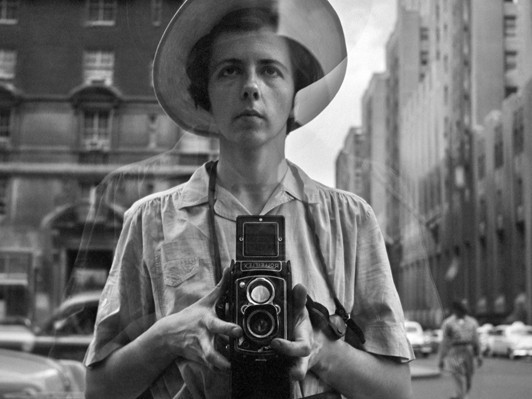 旺盛な研究心でストリートを切り取った「強烈に不思議な」女性写真家『ヴィヴィアン・マイヤーを探して』