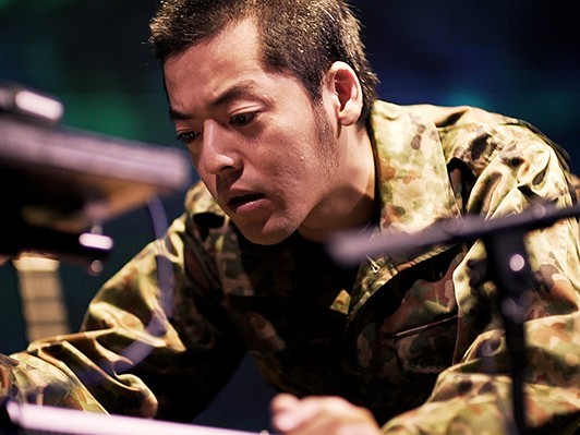 「これは、壮絶な"玉砕"などではない。極限の"創造"なのだ、と!!!!!!!」 宇川直宏『兵士A』を評す