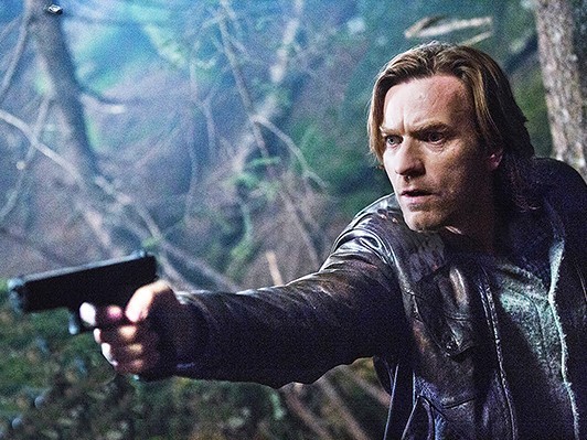 ル・カレ原作、実直な大学教師が巻き込まれる逃亡劇『われらが背きし者』