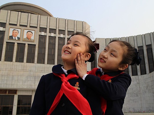 検閲前の素材を持ち出し完成 北朝鮮が謳う"理想の生活"のヤラセ暴く映画『太陽の下で』