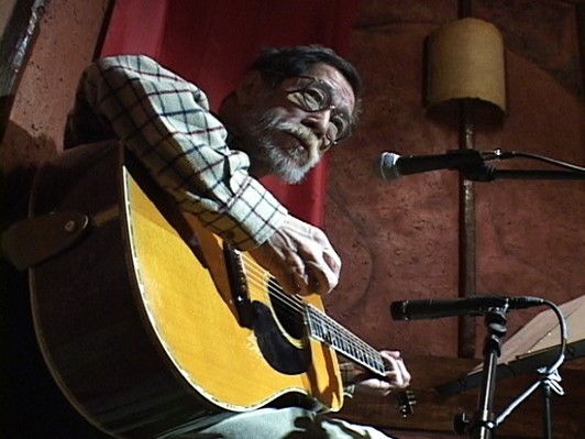 フォークシンガー高田渡の最後のライブを記録した映画『まるでいつもの夜みたいに』