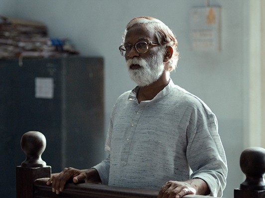 自殺を扇動したと老歌手が逮捕─インド発の法廷劇『裁き』が描く社会のグラデーション