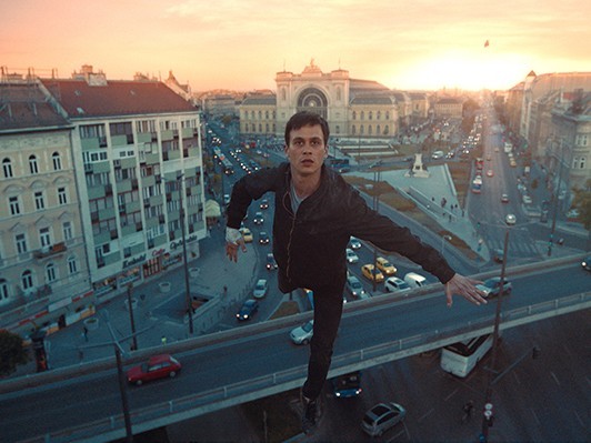 飛ぶ力を持ったシリア難民の青年の運命―『ジュピターズ・ムーン』が映すヨーロッパの現実