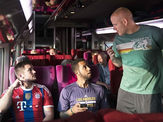 演技は分析ではなく感情的なアートフォーム イーストウッド監督『15時17分、パリ行き』