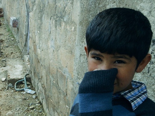 少年が死体の側を通り過ぎる それがシリアの日常