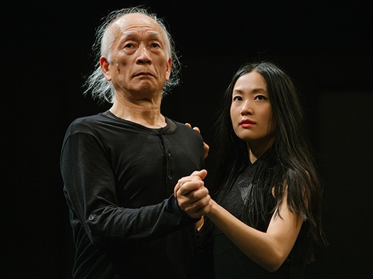 振付家の娘と彫刻家の父、親子の距離感を舞台で表現―伊藤郁女『私は言葉を信じないので踊る』