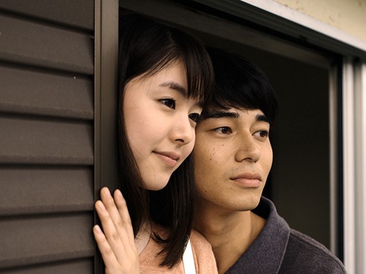 カンヌコンペ出品、濱口竜介監督が『寝ても覚めても』を最高の恋愛映画と語る理由