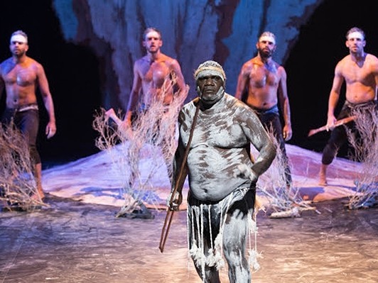 オーストラリア先住民6万年の歴史とコンテンポラリー・ダンスの融合！バンガラ・ダンス・シアター