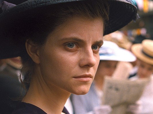 『サウルの息子』ラースロー監督新作、ヨーロッパの自滅を描く『サンセット』