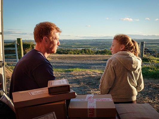市場競争のために家族が代償を払う 非正規雇用の実態描くケン・ローチ『家族を想うとき』